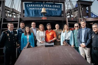 Visita de Begoña Carrasco a la embarcación Vera Cruz