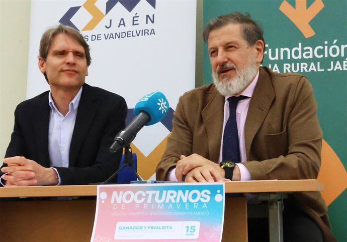 El gerente de la Fundación Caja Rural de Jaén, Luis Jesús García-Lomas (dcha), y el director del Conservatorio Superior de Música Andrés de Vandelvira, Rubén Fernández (izq) en la presentación de 'Nocturnos de Primavera'