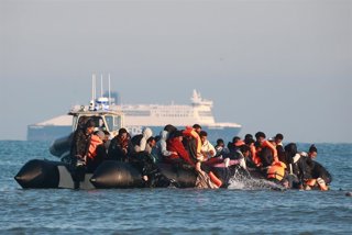 Archivo - Embarcación con migrantes a bordo el canal de la Mancha en la playa de Gravelines, en el norte de Francia