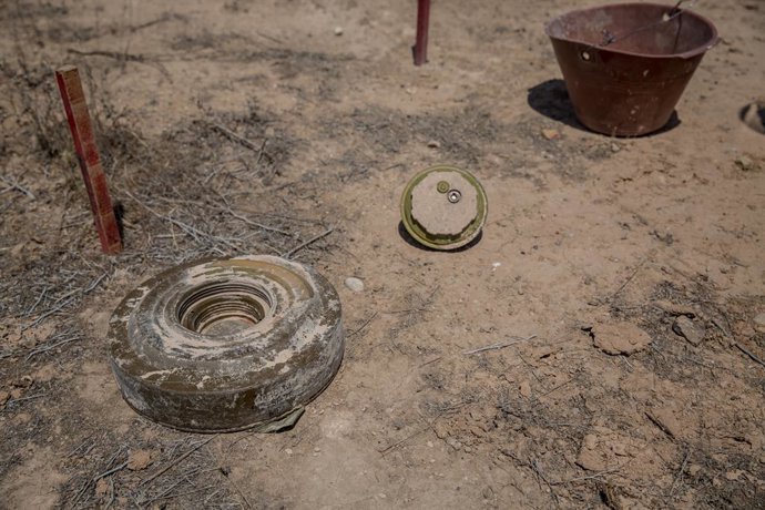 Archivo - Arquivo - 4 de junho de 2025, Síria: Uma mina encontrada em um campo minado da época do regime de Assad, no norte da Síria. A Síria tem sido descrita como um dos locais mais afetados por minas terrestres no mundo, com o número de feridos aumenta