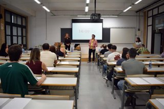 Participantes en las pruebas de acceso a la universidad para mayores de 25 y 45 años en un aula de la Universidad de Almería.