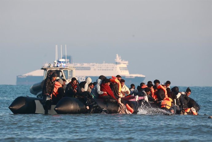 Archivo - Arquivo - 27 de setembro de 2025, Gravelines, Londres, França: Gravelines, França. Migrantes a bordo de uma embarcação enquanto atravessam o Canal da Mancha na praia de Gravelines, no norte da França. Até agora, neste ano, cerca de 32.000 pessoa