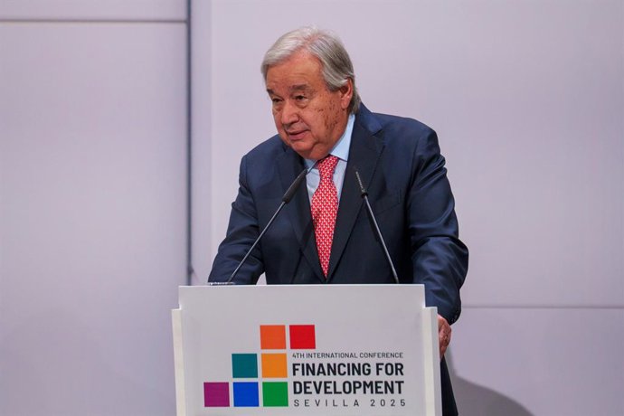 Archivo - Arquivo - O secretário-geral das Nações Unidas, António Guterres, atende à imprensa. Em 30 de junho de 2025, em Sevilha, Andaluzia (Espanha). O presidente do Governo, Pedro Sánchez, comparece perante a imprensa ao lado do