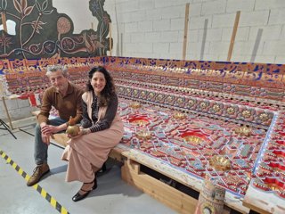 La delegada del Gobierno en funciones, Ana Mata, en su visita al taller del Maestro Artesano Paco Luis Martos.