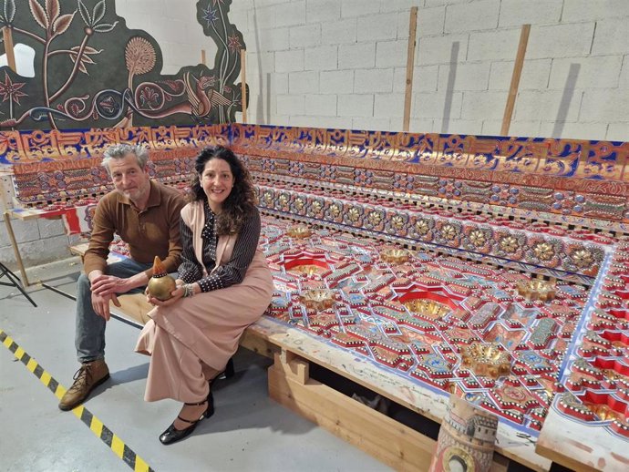 La delegada del Gobierno en funciones, Ana Mata, en su visita al taller del Maestro Artesano Paco Luis Martos.