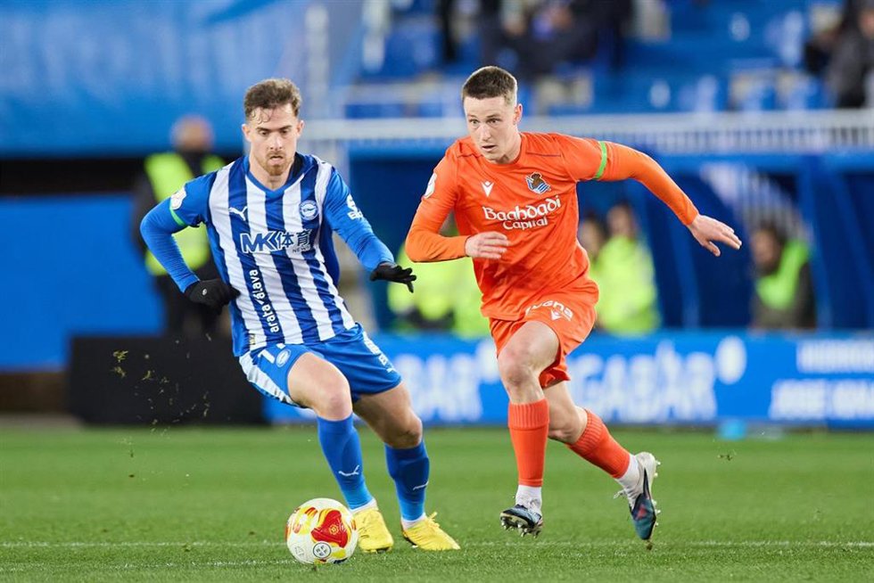 Archivo - Toni Martinez y Beñat Turrientes durante el Deportivo Alavés-Real Sociedad de la Copa del Rey Mapfre 2025-2026
