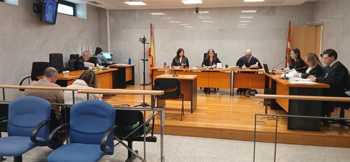 El empresario acusado y su hija, durante la primera sesión del juicio en la Audiencia de Bizkaia