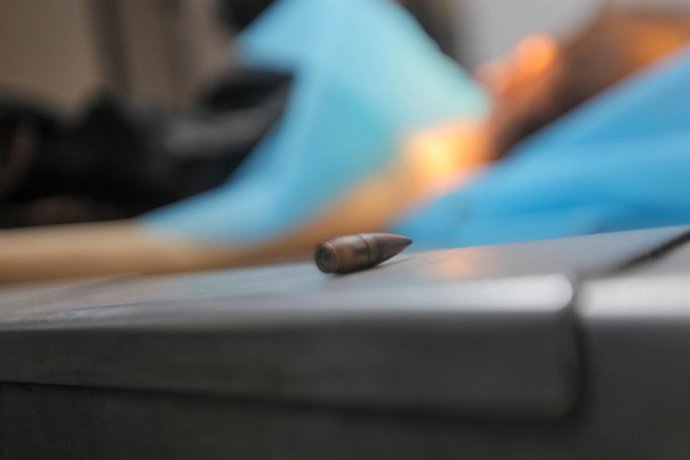 9 de abril de 2026, Palestina, Gaza: (INT) Menina morta e criança ferida levadas a um hospital na cidade de Gaza. 9 de abril de 2026, Gaza, Palestina: Palestinos carregam o corpo de uma menina, identificada pelos familiares como Retaj Abdel Raouf Rehan, d