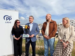 El candidato número uno del PP de Cádiz a las elecciones autonómicas, Antonio Sanz, en su visita a la localidad de Barbate.