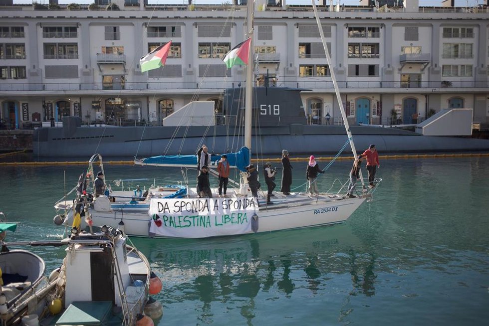 Archivo - Greta Thunberg, Thiago Avila y Josè Nivoi, miembros de la Flotilla Global Sumud, y Francesca Albanese llegan al puerto de Génova, Italia, en barco