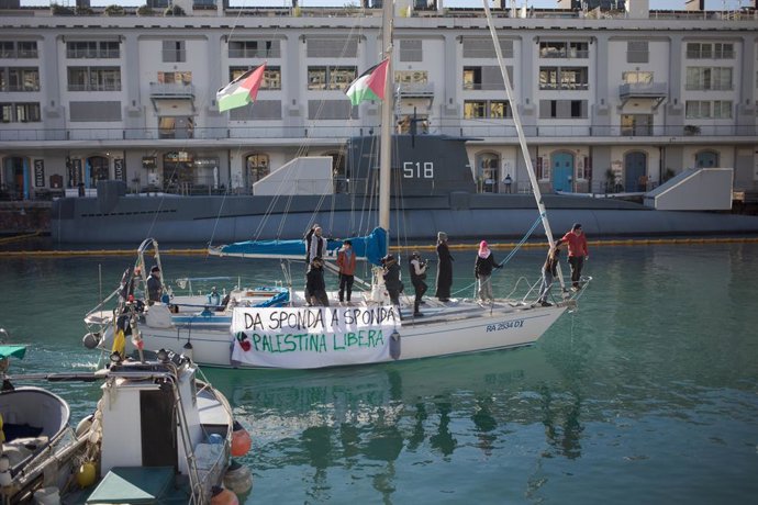 Archivo - Arquivo - 28 de novembro de 2025, Berlim, Alemanha: Greta Thunberg, Thiago Avila e José Nivoi, ativistas da Flotilha Global Sumud, e Francesca Albanese chegam ao porto de Gênova a bordo de um barco.