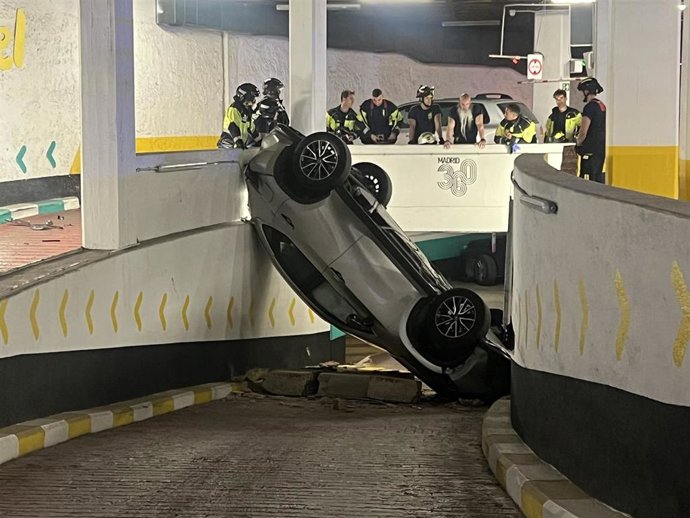 Un vehículo se precipita planta abajo en el parking madrileño de Olavide.