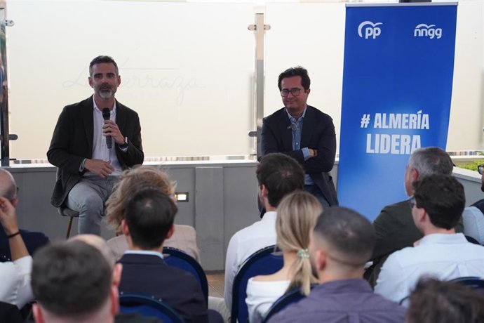 El presidente del PP de Almería y candidato al Parlamento andaluz, Ramón Fernández-Pacheco, en su intervención durante el encuentro con jóvenes agricultores.