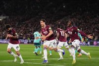 El West Ham sale de la quema con una goleada al casi descendido Wolves