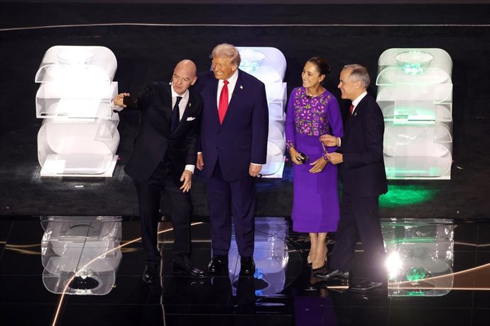 Archivo - 04 December 2025, US, Washington: FIFA President Gianni Infantino, US President Donald Trump, Canadian Prime Minister Mark Carney and President of Mexico Claudia Sheinbaum pose for a photo during the 2026 FIFA World Cup draw at the John F. Kenne