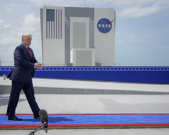 Archivo - Arquivo - 30 de maio de 2020, Cabo Canaveral, Flórida, Estados Unidos da América: O presidente dos EUA, Donald Trump, sobe ao telhado do Edifício de Apoio Operacional II para assistir ao lançamento do foguete Falcon 9 da SpaceX, que transporta a