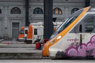 Archivo - Varios trenes en la estación de Francia, donde opera Rodalies