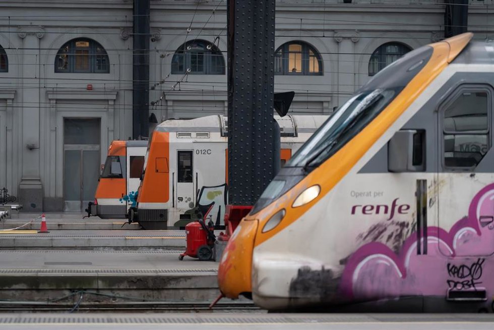 Archivo - Varios trenes en la estación de Francia, donde opera Rodalies