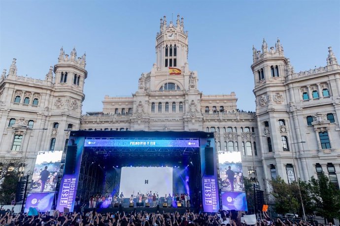 Archivo - El grupo Hakuna durante la tercera edición de la Fiesta de la Resurrección, en la Plaza Cibeles de Madrid, a 26 de abril de 2025, en Madrid (España). 