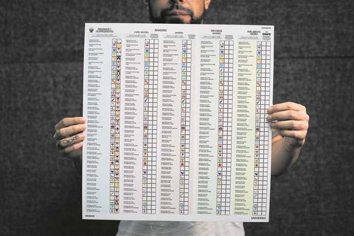 Archivo - March 6, 2026, Lima, PERU: LIMA 06 DE MARZO DE 2026 .Foto de la cĂdula más grande y costosa de la historia, elecciones generales 2026. Fotos: Joel Alonzo/GEC