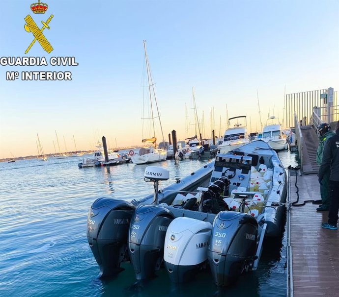 Narcolancha interceptada en Sancti Petri (Cádiz) con petacas con gasolina.