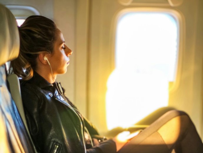 Tips de experta para proteger nuestra piel antes y después de volar: "La cabina es un desierto con humedad"