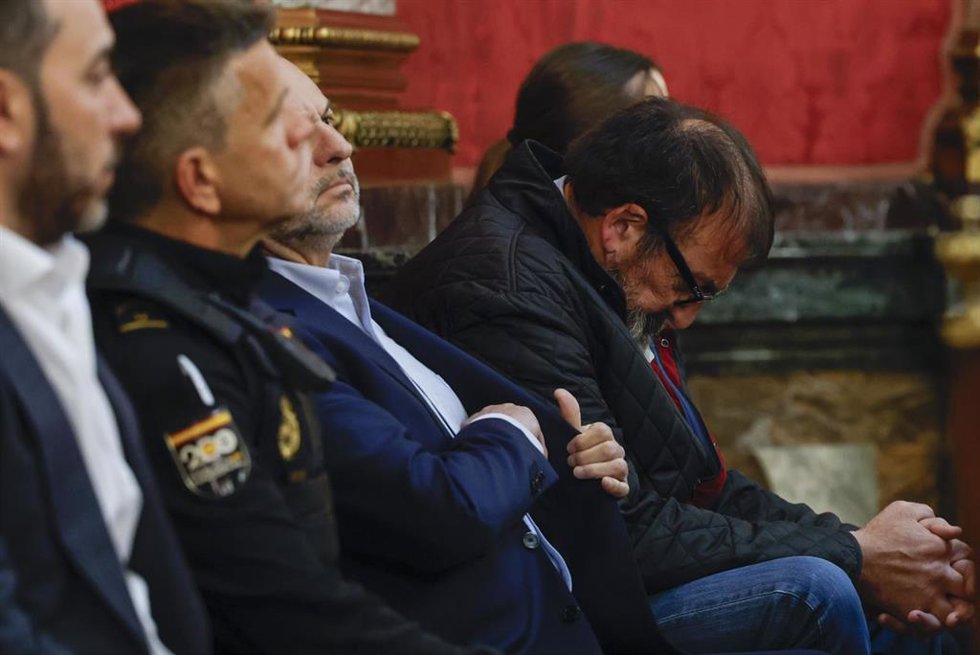 El exministro José Luis Ábalos (i) y su exasesor Koldo García (d) en el banquillo de los acusados durante el juicio por el 'caso mascarillas' en el Tribunal Supremo, a 7 de abril de 2026, en Madrid (España).