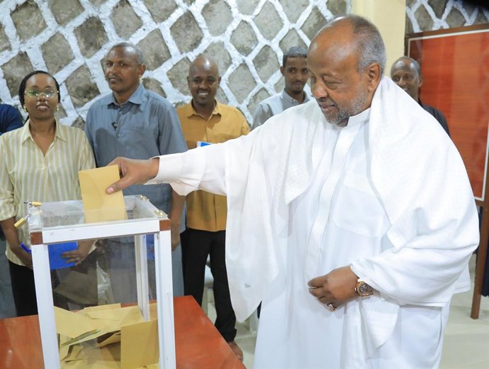 El presidente de Yibuti, Ismail Omar Guelleh, vota en las elecciones presidenciales a 10 de abril de 2026