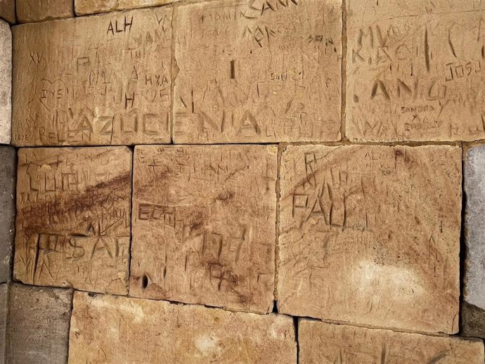 Marcas en uno de los portales del Templo de Debod, Madrid