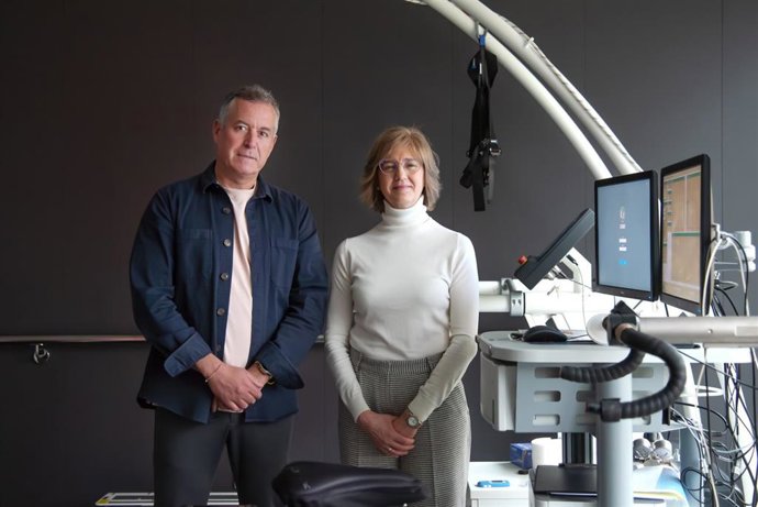 Mikel Izquierdo y María Cruz Rodríguez en las instalaciones del laboratorio de Ejercicio Físico, Salud, Metabolismo y Capacidad Funcional de Navarrabiomed.
