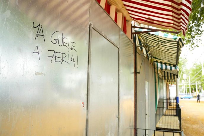 Imágenes del montaje de la Feria de Abril de Sevilla. 