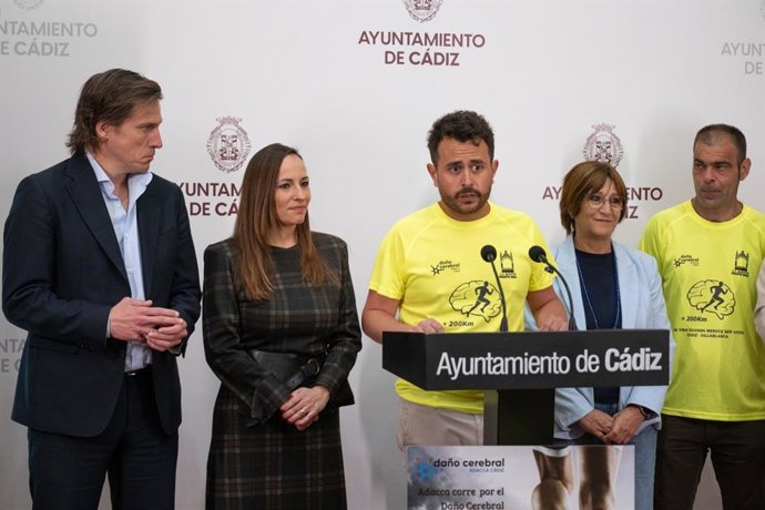 El corredor Rubén Puerto durante la presentación del reto solidario que va a iniciar desde Cádiz, en el Ayuntamiento de esta localidad.