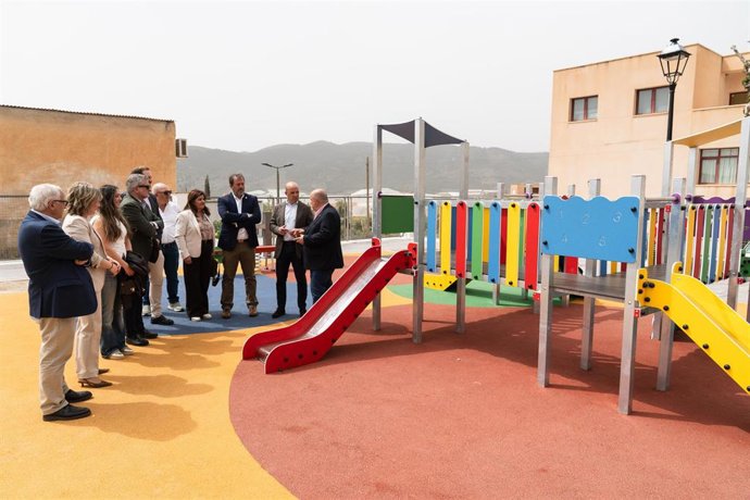 El presidente de la Diputación Provincial de Almería, José Antonio García Alcaina, visita el Parque de las Palmeras de Dalías