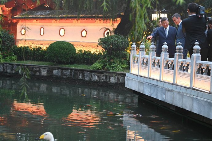 Archivo - El presidente de la República Popular China, Xi Jinping (i) y el presidente del Gobierno, Pedro Sánchez, llegan a un encuentro en el Palacio de Diaoyutai, a 9 de septiembre de 2024, en Pekín (China). Tras sus viajes por Mauritania, Gambia y Sene