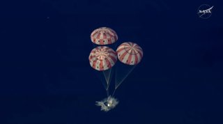 La missió Artemis II de la NASA, a bord de la seva nau espacial Orion, torna a la Terra