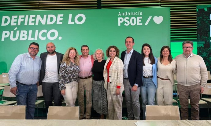 La secretaria general del PSOE-A y candidata a la presidencia de la Junta de Andalucía, María Jesús Montero, junto a políticos que forman parte de la formación en Almería.