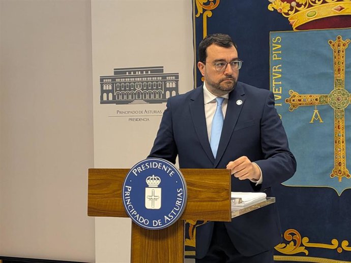 El Presidente del Principado, Adrián Barbón,  en rueda de prensa.