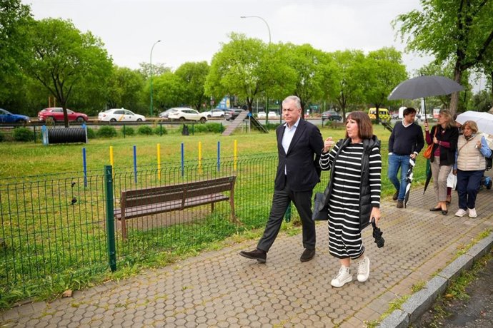 El alcalde de Sevilla, José Luis Sanz, acompañado de varios vecinos del Distrito San Pablo-Santa Justa, durante la visita al nuevo parque canino.