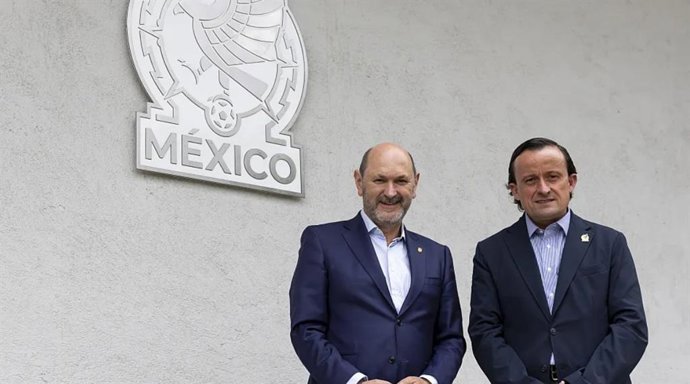 El presidente de la Real Federación Española de Fútbol (RFEF), Rafael Louzán, y su homólogo de la Federación Mexicana de Fútbol (FMF), Mikel Arriola
