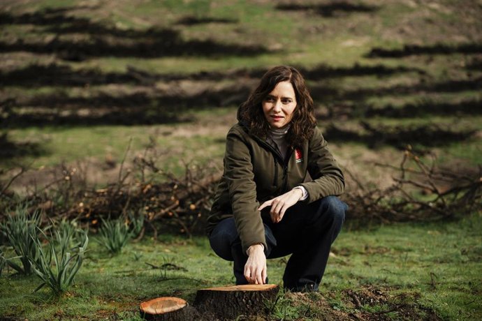 La presidenta de la Comunidad de Madrid, Isabel Díaz Ayuso, durante una visita a los terrenos del Monte de Utilidad Pública de Viñuelas, a 18 de marzo de 2026, en Tres Cantos, Madrid (España).