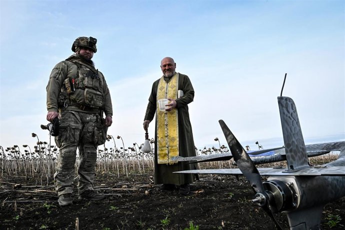 Un capellán bendice a un militar ucraniano en Zaporiyia (imagen de archivo)