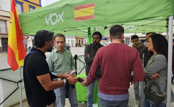 El cabeza de lista de Vox por la provincia de Sevilla a las elecciones andaluzas del próximo 17 de mayo, Javier Cortés, en Cantillana (Sevilla).