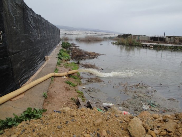 Archivo - Un vertido de agua en la zona de invernaderos de Almería. 