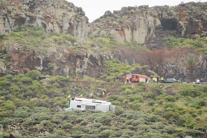 Accidente de autobús, a 10 de abril de 2026, en San Sebastián de La Gomera, Canarias (España). Al menos una persona ha muerto y 14 han resultado heridas, tres de ellas graves, este viernes tras precipitarse un autobús turístico por un barranco en La Gomer