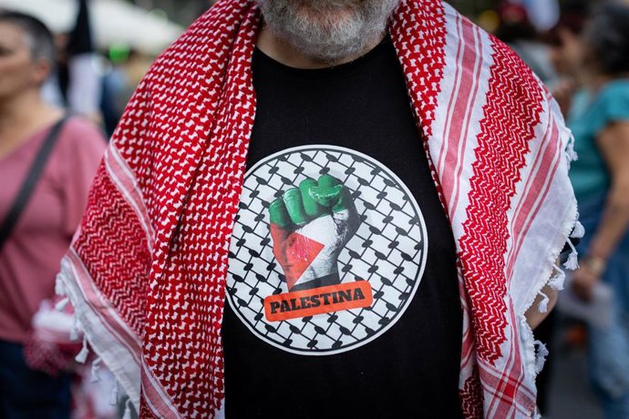 Archivo - Una persona durante una concentración en apoyo a la Global Sumud Flotilla, a 2 de octubre de 2025, en Santiago de Compostela, A Coruña, Galicia (España).