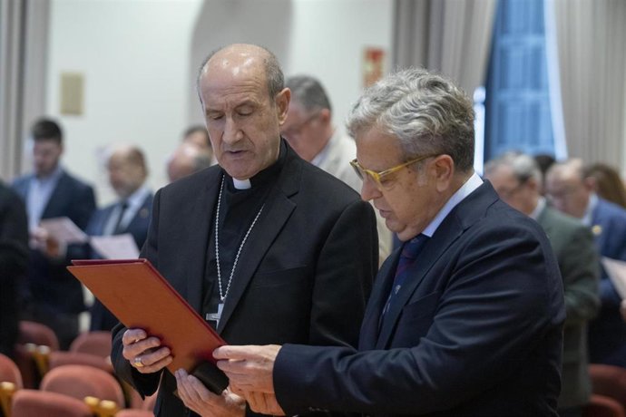 El presidente de la Diputación de Córdoba, Salvador Fuentes, y el obispo de Córdoba, Jesús Fernández, en el Encuentro Diocesano de Hermandades y Cofradías.