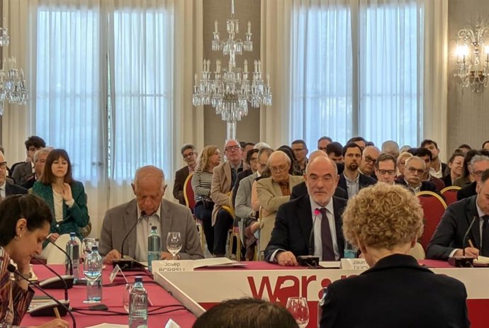 El president del Cidob i exalto representant de la UE per a afers exteriors, Josep Borrell, junt amb el conseller d'UE i Acció exterior de la Generalitat, Jaume Duch