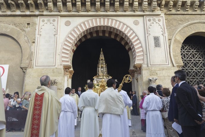 Archivo - Procesión del Corpus Christi, con la Custodia de Arfe, en la Catedral de Córdoba.