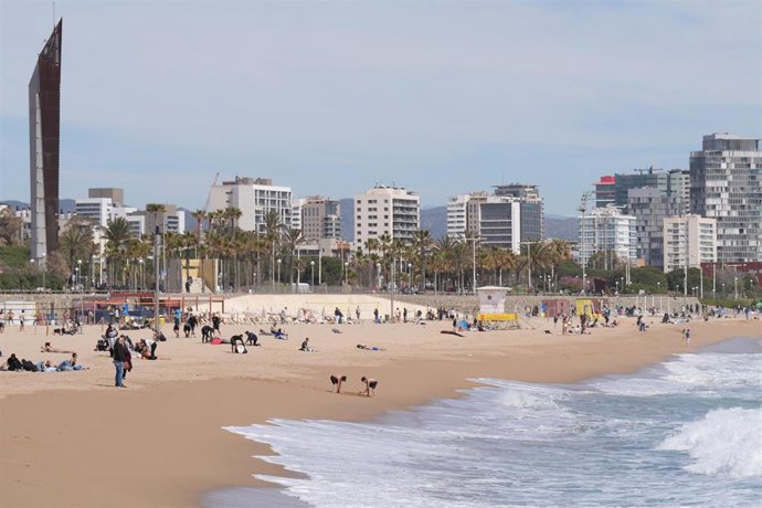 Grupos de personas en la Playa Nova Icària, a 30 de marzo de 2026, en Barcelona.