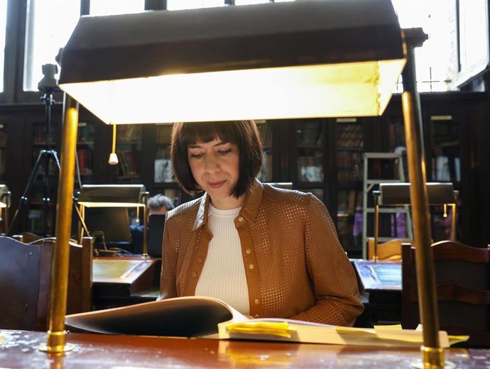 Archivo - La ministra de Ciencia e Innovación, Diana Morant, durante la lectura continuada de ‘El origen de las especies’, de Charles Darwin. 